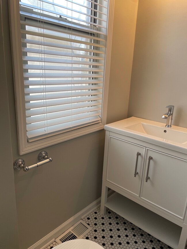 Remodeled Bathroom - 1322 Greenleaf St Unit 2