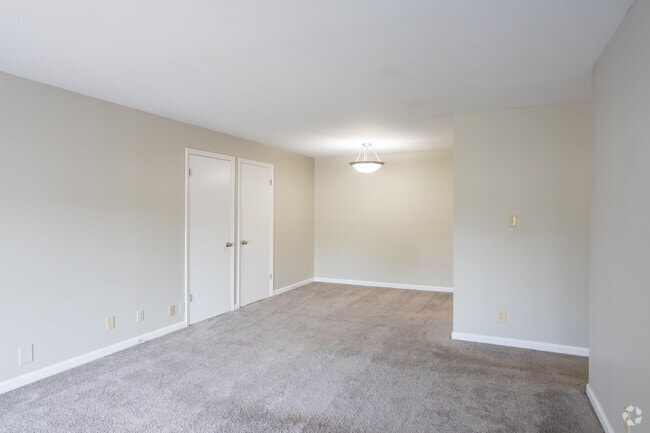 2BR, 2BA - 1,087 SF - Sheffield - Living & Dining Area