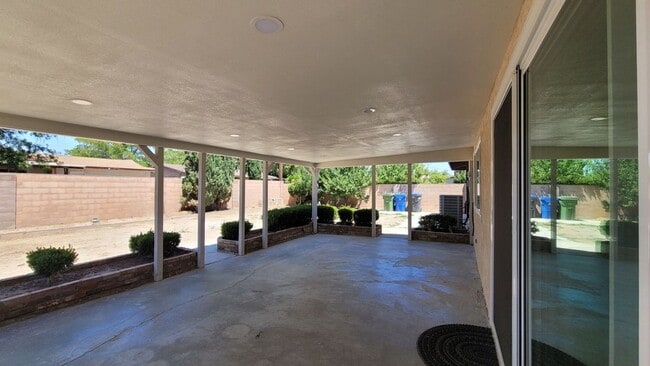 Photo - 45303 Lorimer Ave