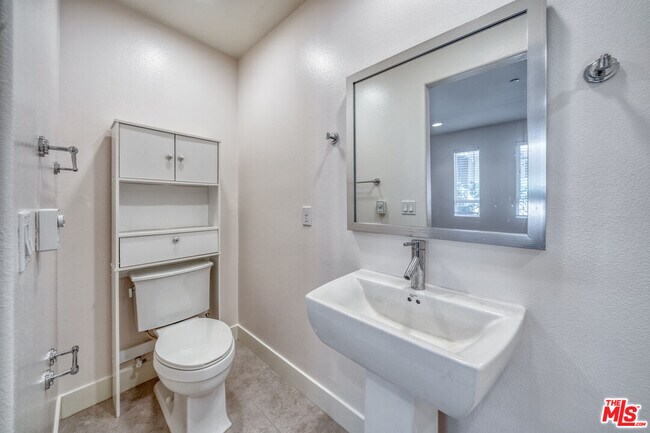 Photo - 654 N Gramercy Pl