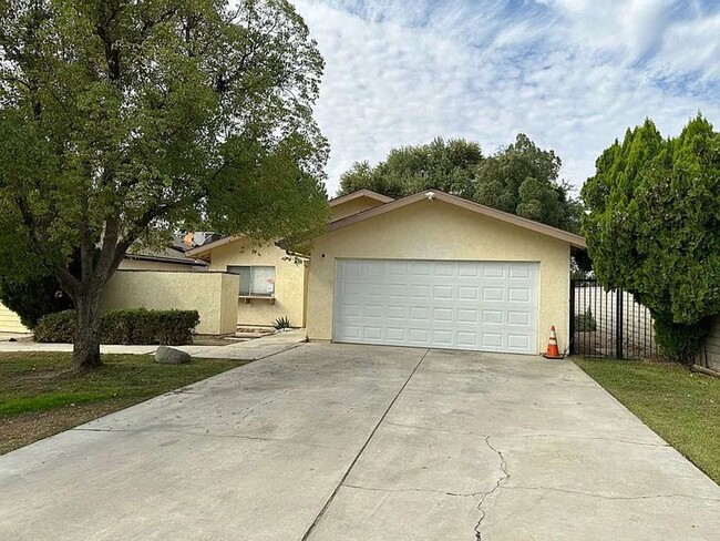 The entire home has new laminate flooring ... - The entire home has new laminate flooring ...