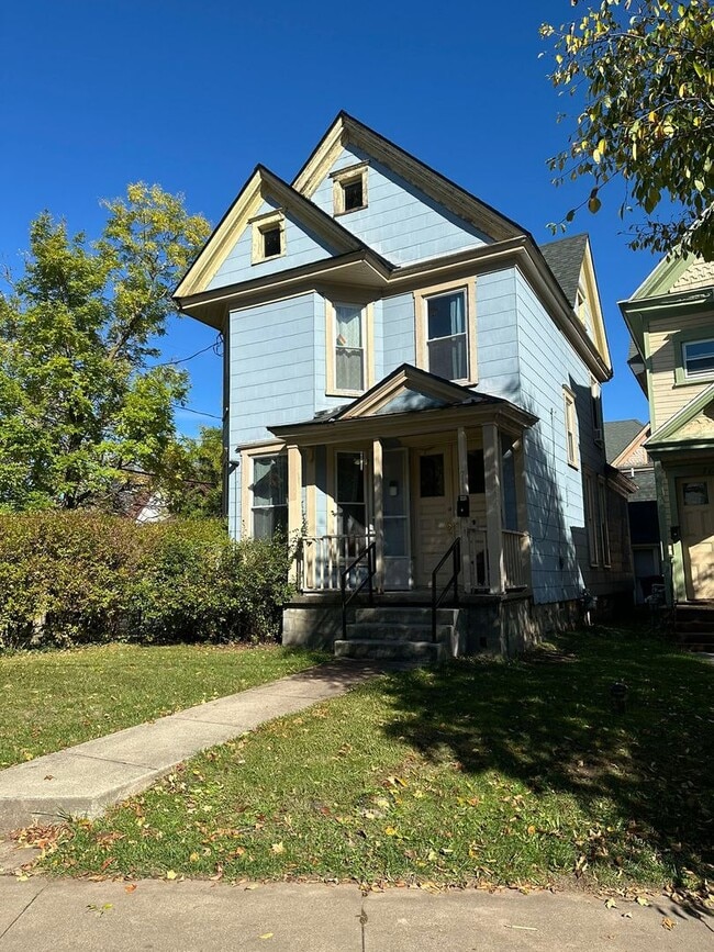 Building Photo - 711 S Beech St