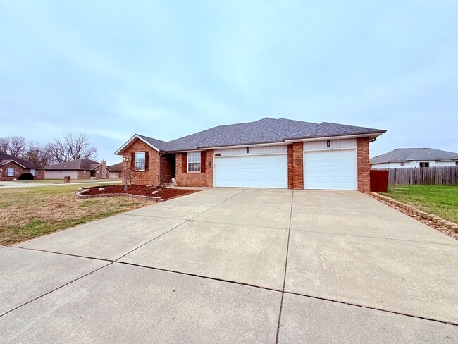 Building Photo - Bent Tree Subdivision - 4 BR - 2 Living Areas - 3 Car