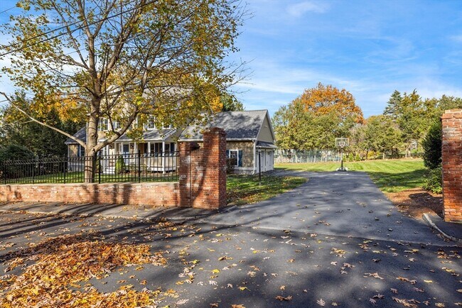 Photo - 11 Checkerberry Ln