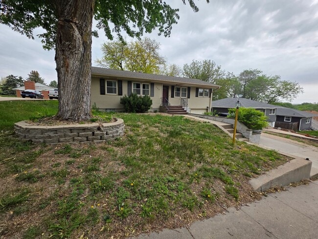 Building Photo - 906 Elm Ave
