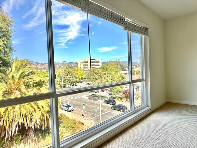 Building Photo - 3877 Howe St Unit 302