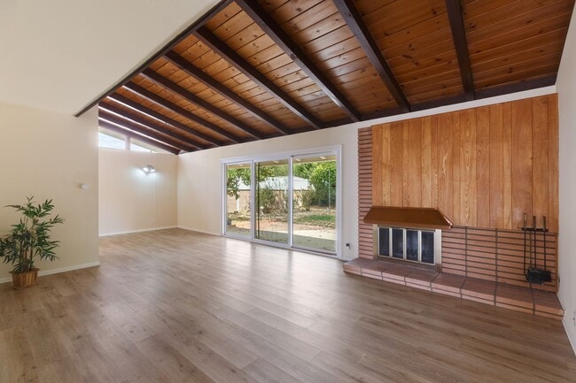 Building Photo - Charming Mid-Century 3-Bedroom Home in Win...