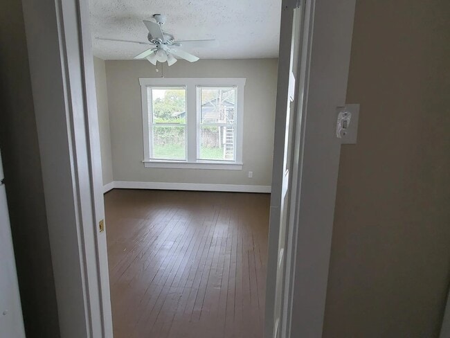 Photo - 804 Louise St