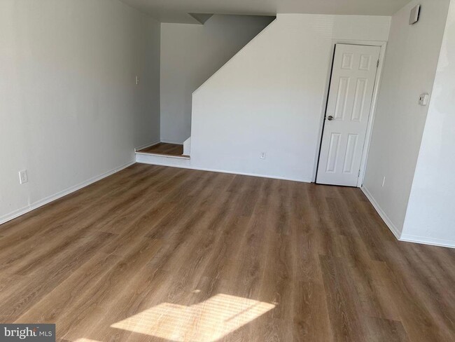 Building Photo - 3850 Woodhaven Rd