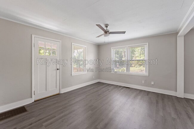 Photo - 304 Crystal Lake Dr