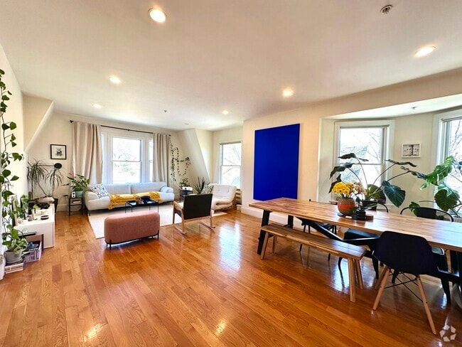 Building Photo - 10 Selkirk Rd Rental