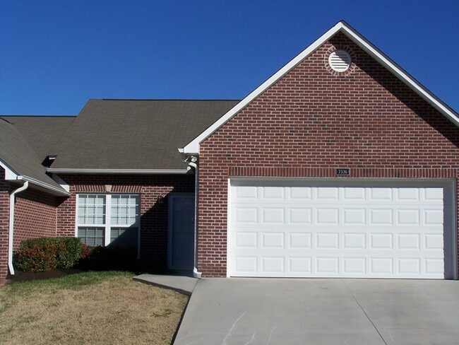 Building Photo - 2 bed, 2 bath, 2 car garage ranch style townhouse in N. Knoxville