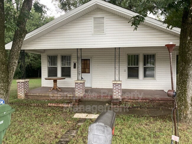 Photo - 404 Chisholm St