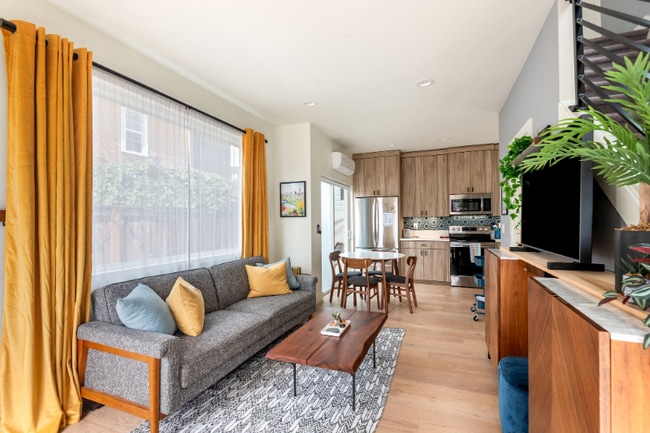 Photo - 461 NE Church St