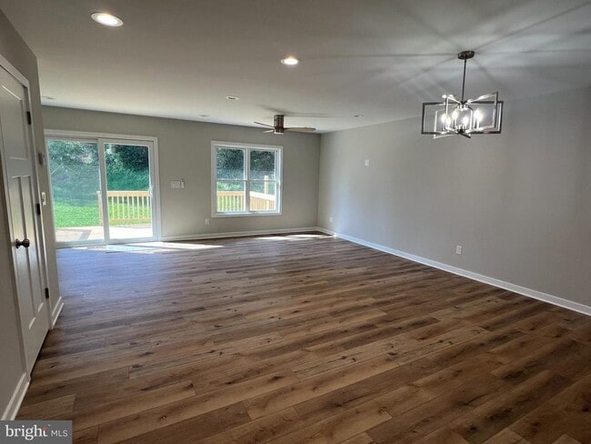 Photo - 350 W 11th St