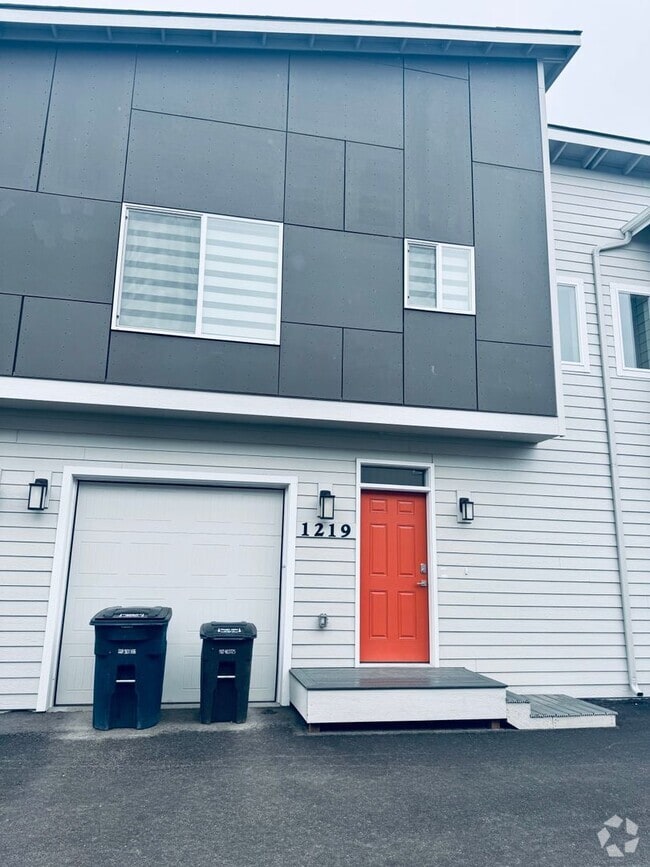 Building Photo - Beautifully designed condo!