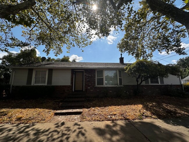 Adorable 3 bedroom, 1.5 bath home in Red B... - Adorable 3 bedroom, 1.5 bath home in Red B...