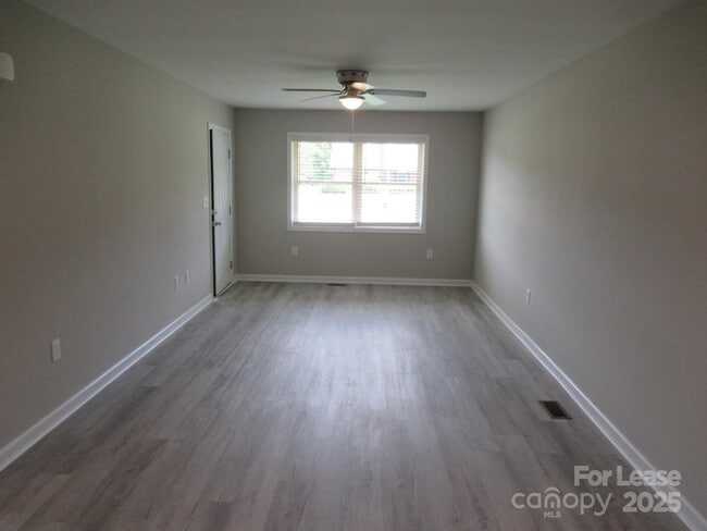Photo - 1747 River Rd