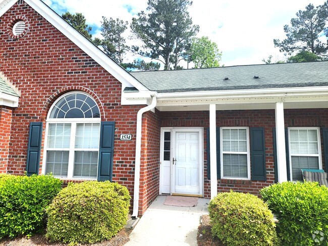 Building Photo - WILLOUGHBY PARK TOWNHOME!