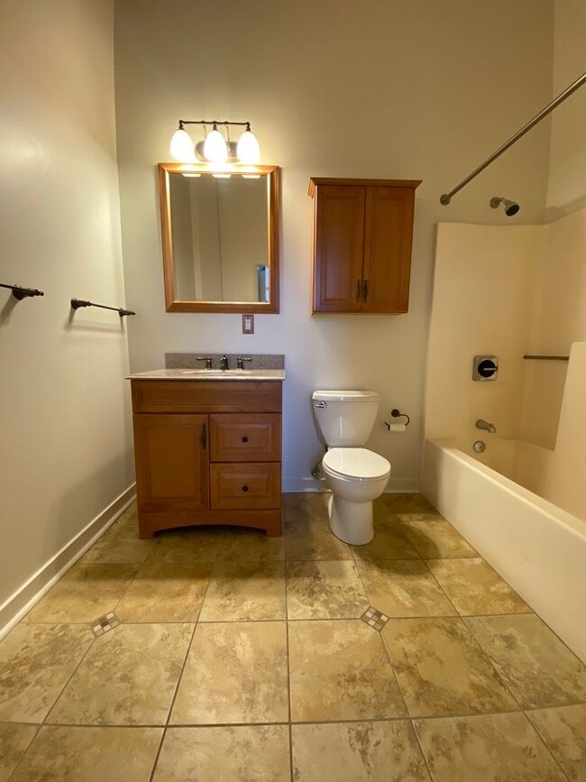 Photo - EastSide / Shadyside! Hardwood/Brick/Lots of Windows! Incredibly Spacious! Call Today!