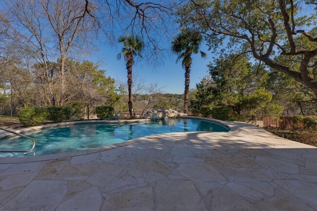 132 Lakeway Dr