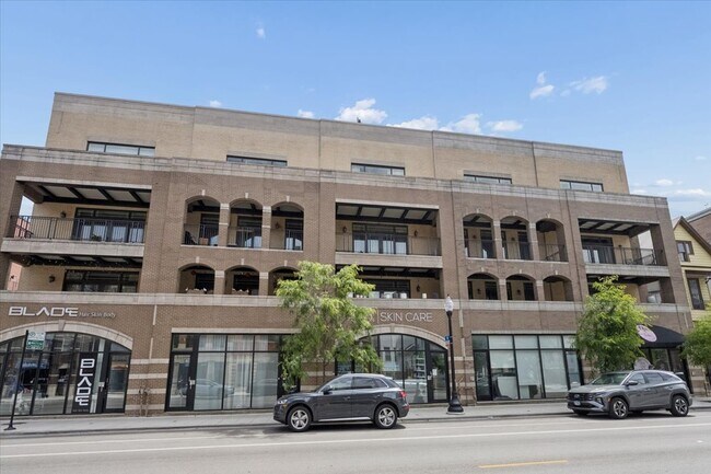 Building Photo - 1423 W Belmont Ave