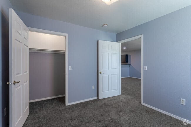 2BR, 1BA - 768 SF