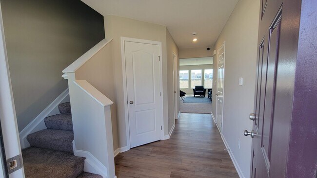 Entrada principal/Armario de abrigos/Puerta del garaje desde el interior/Escalera - 3397 Sunbeam Pl