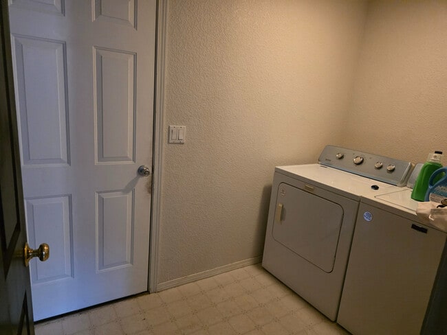 Photo - 725 NE Negus Pl