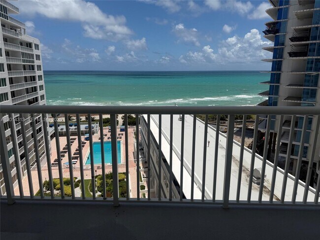 Photo - 5401 Collins Ave Unidad 932