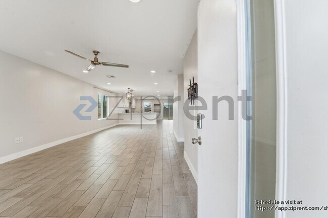 Photo - 1121 E Apache St