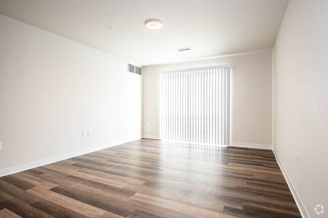 2BR, 1BA - 974SF