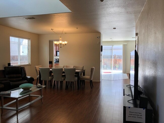 Photo - 1868 White Sands St