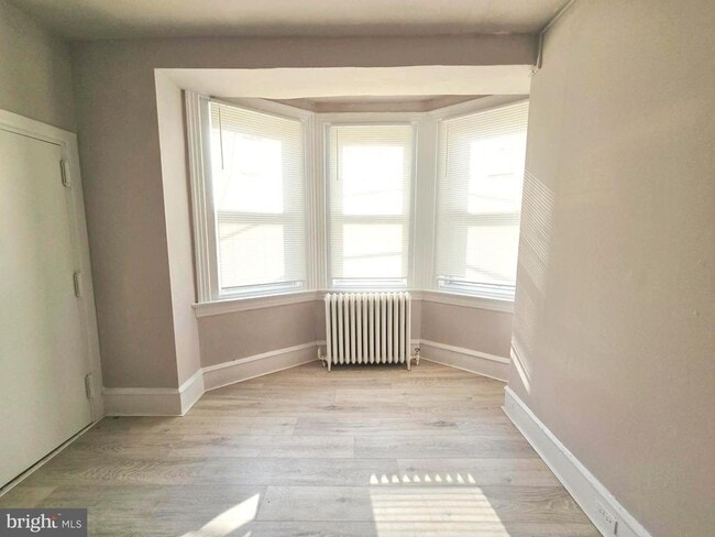 Building Photo - 5358 Woodland Ave Unit 2ND FL FRONT