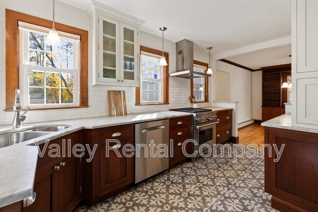61 Woodlawn Ave