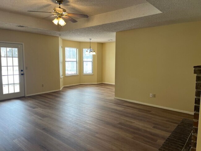 Photo - Great 3 Bedroom in Rogers close to everything!