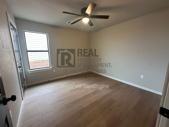 Photo - 4780 Clive Ave