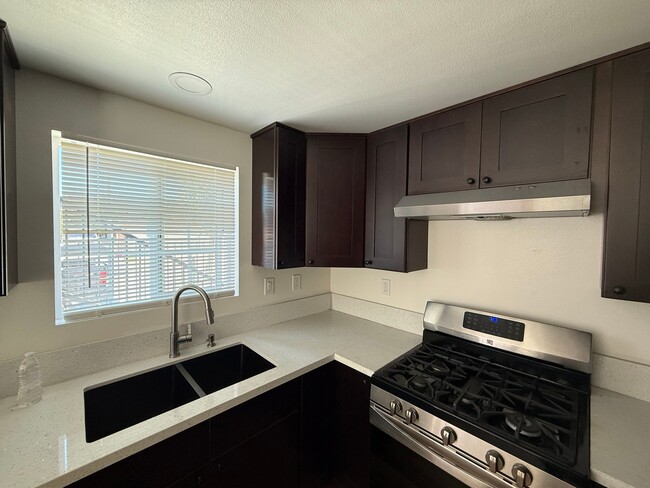 Building Photo - 8006 Towne Ave Unit 1