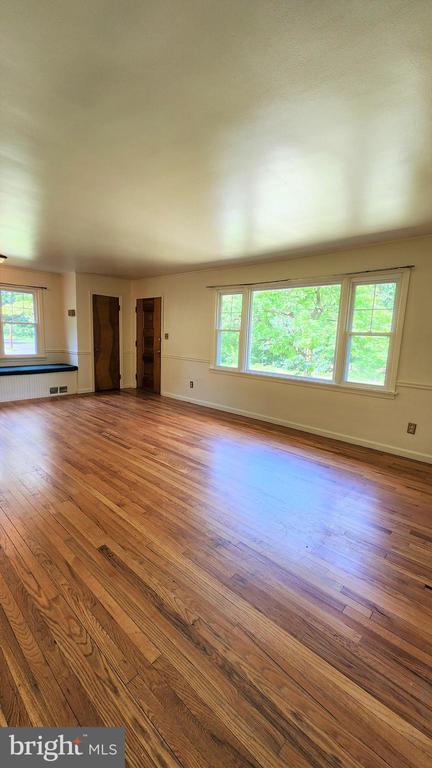 Photo - 117 Girard Rd N