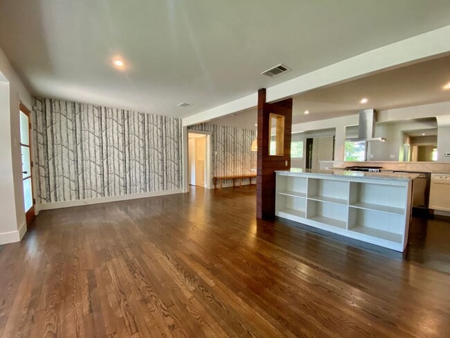 Photo - Charming 4 Bedrooms, 3 Bathrooms Home in Allandale!!!!