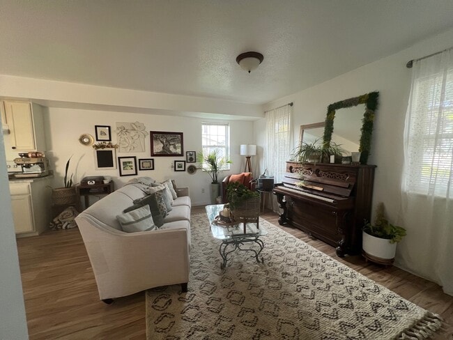 living room - 168 Meadow Cir