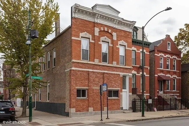 Building Photo - Located in the heart of Pilsend Unit 1R