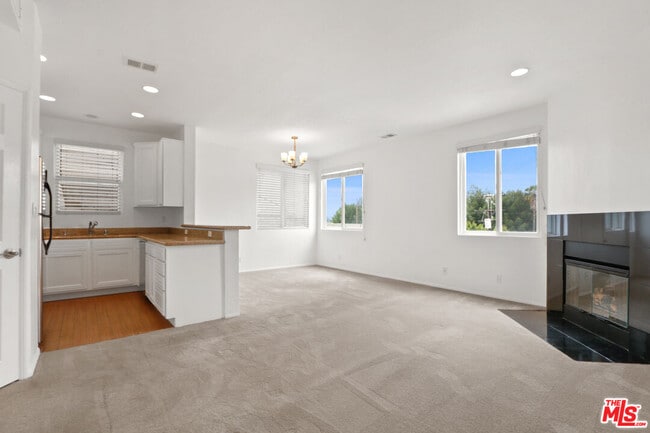 Building Photo - 5430 Bellingham Ave Unit 306