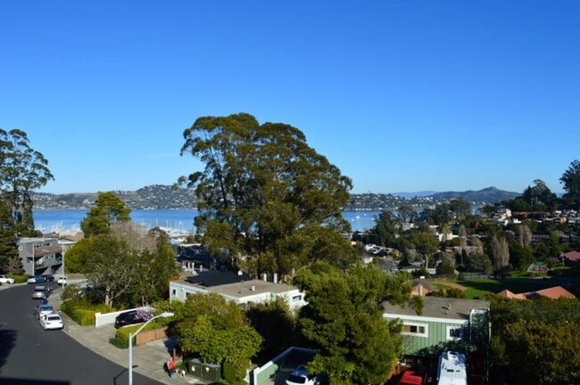 Building Photo - Nicely Updated Top Floor Unit 3B Rental