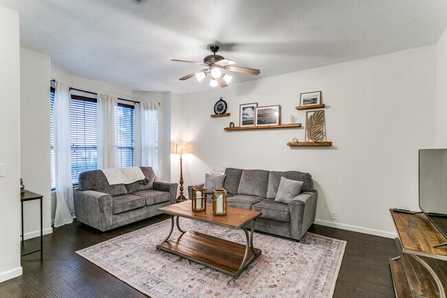 Photo - 180 Leonard St