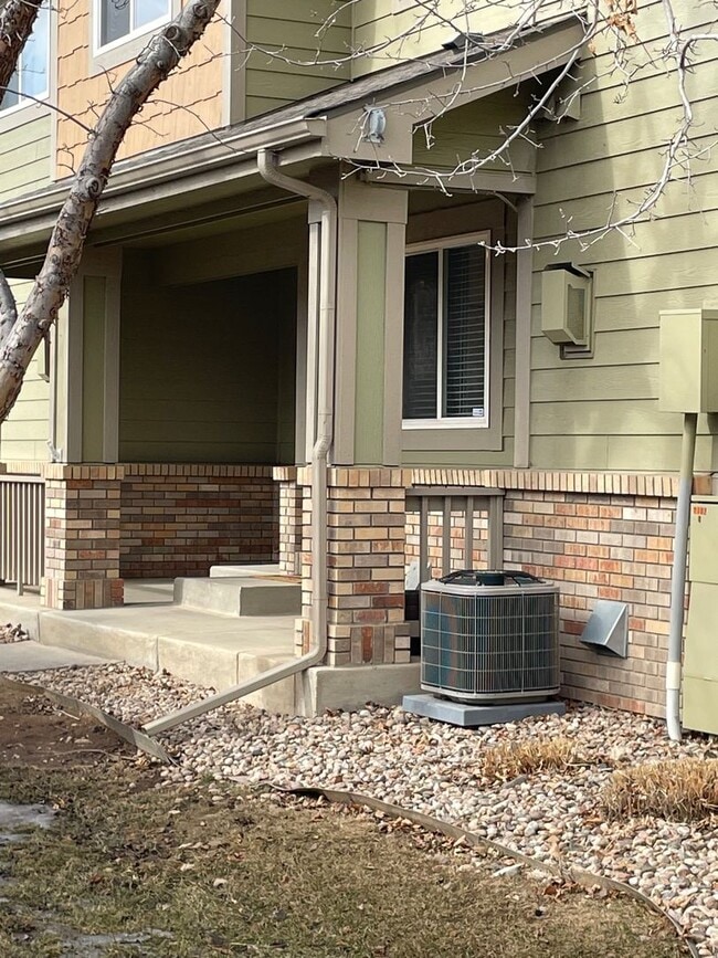 Building Photo - Townhome -2 bed 2.5 bath + bonus area