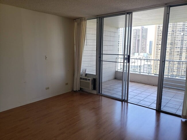 Building Photo - One Bedroom Apt, Excellent Location (Elect...