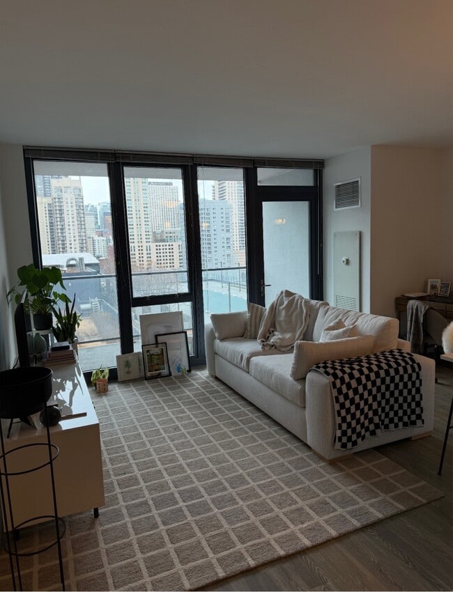 Building Photo - 600 N Wells St Unit 1212