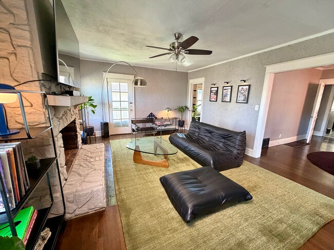 Photo - 3836 Wyandotte St