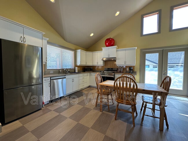 690 Kingsway